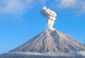gunung-semeru-meletus-lagi-kolom-abu-mencapai-ketinggian-1-000-meter